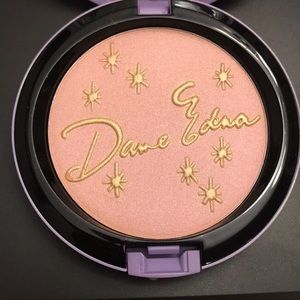 MAC cosmetics DAME EDNA HIGHLIGHT POWDER